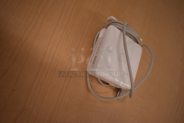 2 Apple A1398 15" MacBook Pro Laptops. 2 Times Your Bid! (front room) - Image 4 of 11