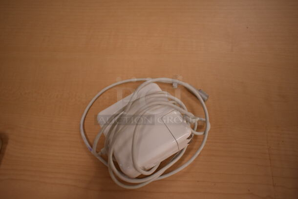 2 Apple A1398 15" MacBook Pro Laptops. 2 Times Your Bid! (front room) - Image 4 of 11