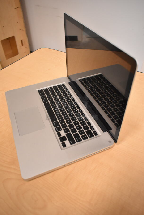 Apple A1286 15" MacBook Pro Laptop. (front room) - Image 4 of 7