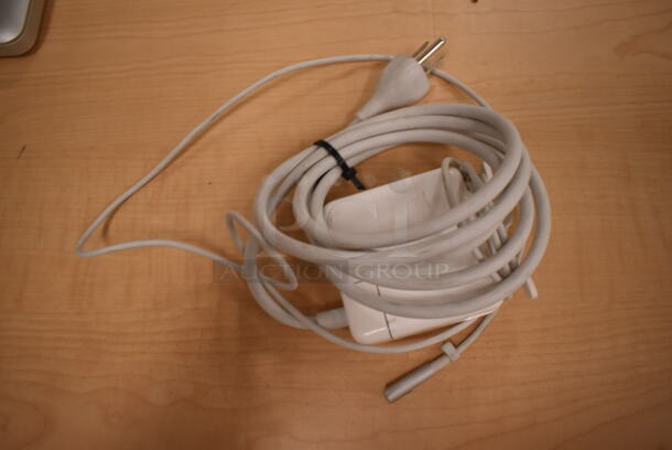 Apple A1286 15" MacBook Pro Laptop. (front room) - Image 5 of 7