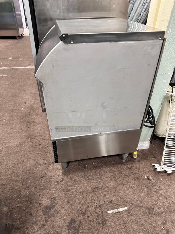 Excellent Condition Ice-O-Matic ICEU220HA 24 inch Half Cube Undercounter Ice Machine - 238 lbs/day, 115 Volt Working - Image 3 of 8