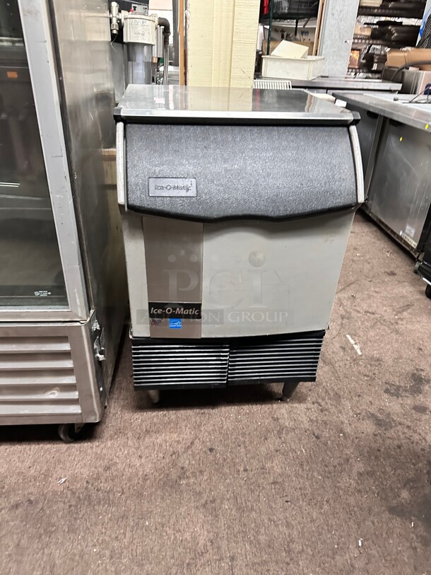 Excellent Condition Ice-O-Matic ICEU220HA 24 inch Half Cube Undercounter Ice Machine - 238 lbs/day, 115 Volt Working - Image 5 of 8
