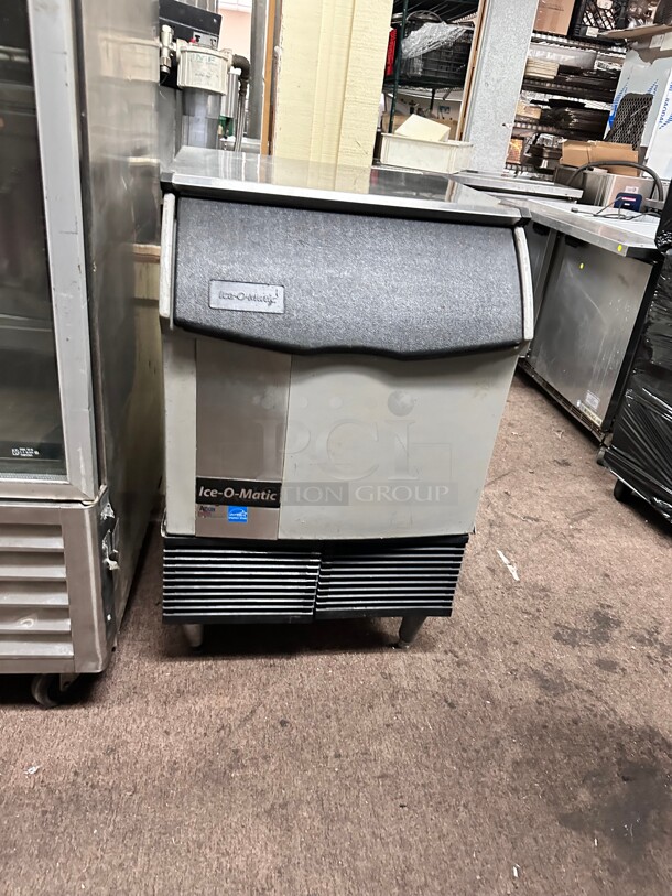 Excellent Condition Ice-O-Matic ICEU220HA 24 inch Half Cube Undercounter Ice Machine - 238 lbs/day, 115 Volt Working - Image 6 of 8