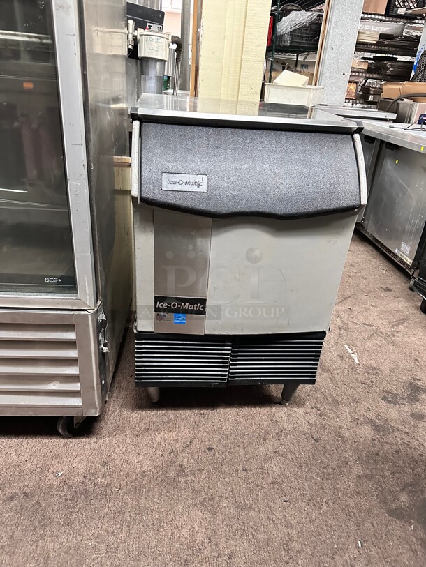 Excellent Condition Ice-O-Matic ICEU220HA 24 inch Half Cube Undercounter Ice Machine - 238 lbs/day, 115 Volt Working - Image 7 of 8