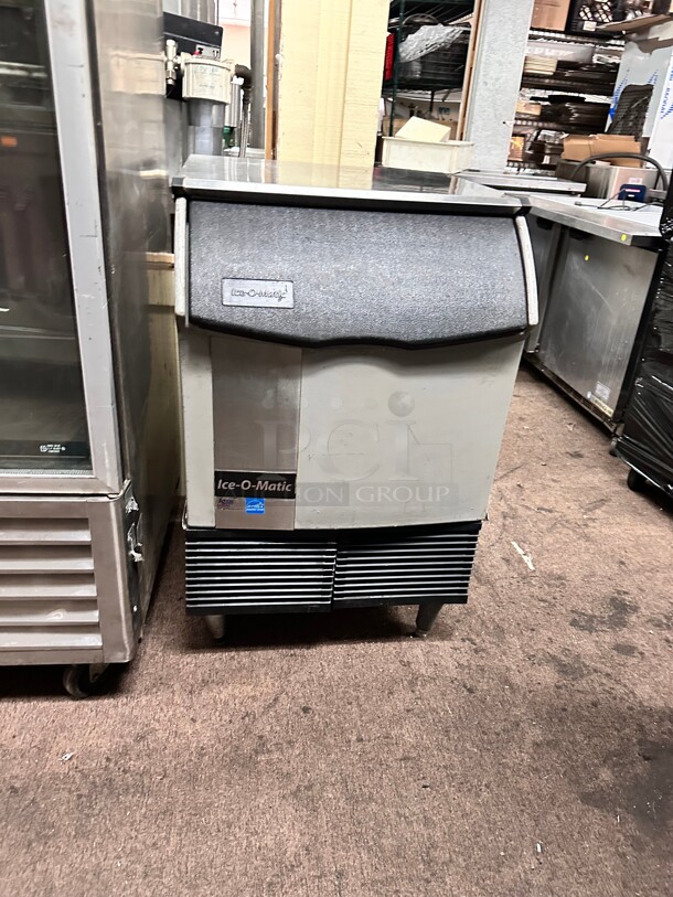Excellent Condition Ice-O-Matic ICEU220HA 24 inch Half Cube Undercounter Ice Machine - 238 lbs/day, 115 Volt Working - Image 8 of 8