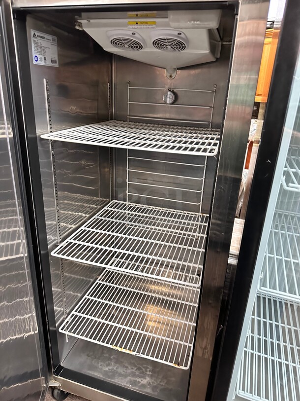 Excellent Condition Everest Refrigeration ESR1 29 inch One Section Reach In Refrigerator, 115v Working  - Image 3 of 7