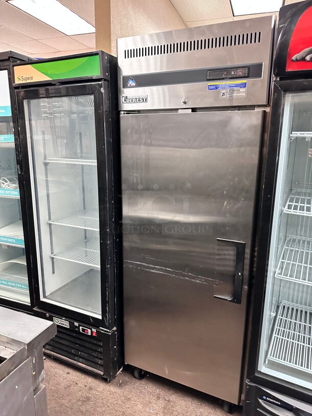 Excellent Condition Everest Refrigeration ESR1 29 inch One Section Reach In Refrigerator, 115v Working  - Image 6 of 7