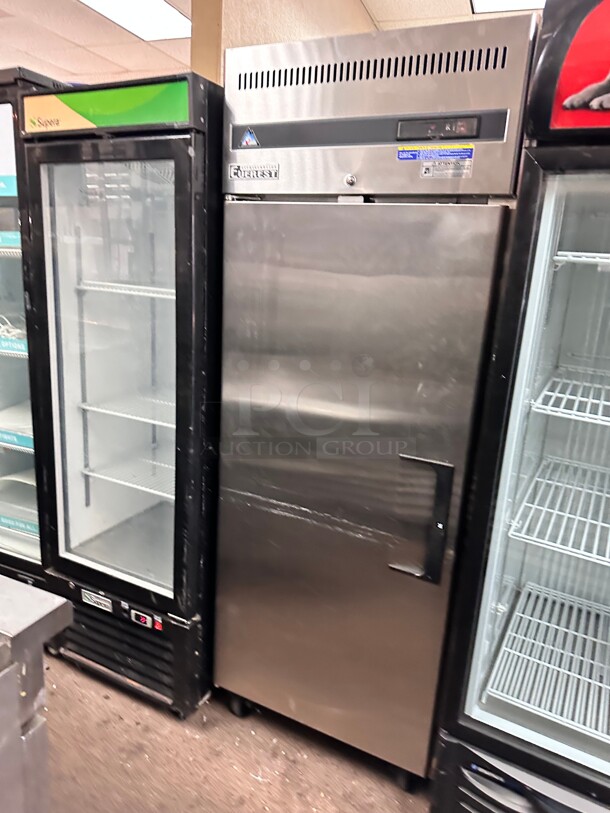 Excellent Condition Everest Refrigeration ESR1 29 inch One Section Reach In Refrigerator, 115v Working  - Image 7 of 7