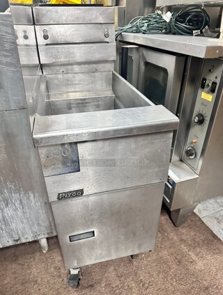 Pitco 35C+S_NAT Natural Gas 35-40 lb. Stainless Steel Floor Fryer - 90,000 BTU Working