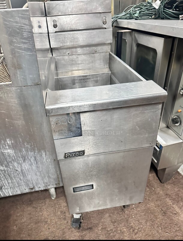Pitco 35C+S_NAT Natural Gas 35-40 lb. Stainless Steel Floor Fryer - 90,000 BTU Working - Image 4 of 5