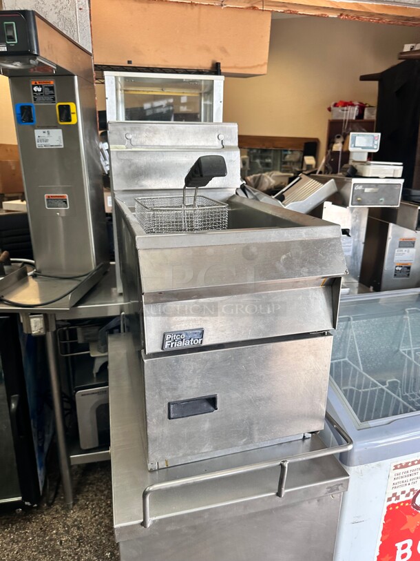 Fully Refurbished Pitco SGC Natural Gas 35 lb. Countertop Fryer with Millivolt Controls - 75,000 BTU Working - Image 2 of 9