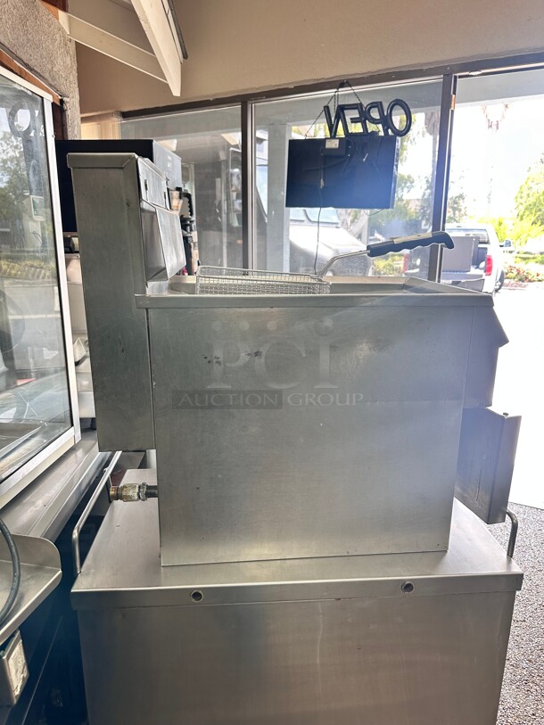 Fully Refurbished Pitco SGC Natural Gas 35 lb. Countertop Fryer with Millivolt Controls - 75,000 BTU Working - Image 7 of 9