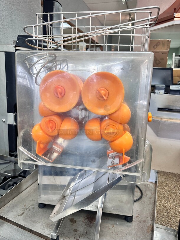 Commercial Automatic Orange Juicer 115 Volt Working - Image 4 of 6