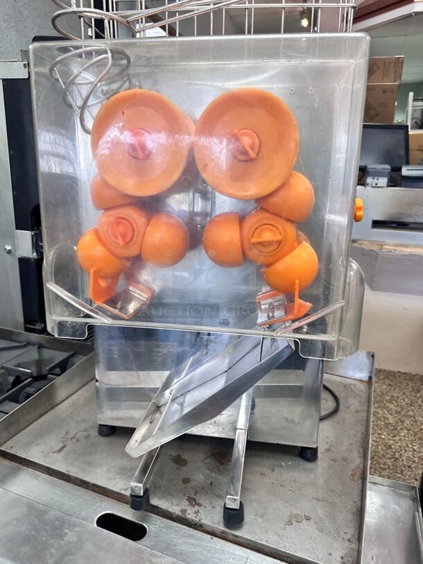 Commercial Automatic Orange Juicer 115 Volt Working - Image 5 of 6