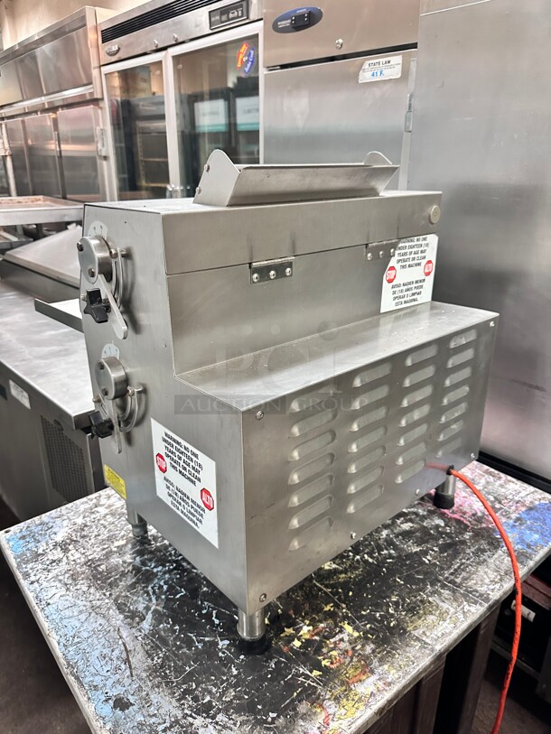 Excellent Condition Somerset CDR-1550 15 inch Countertop Two Stage Front-Operated Dough Sheeter - 120V, 1/2 hp Working - Image 2 of 7