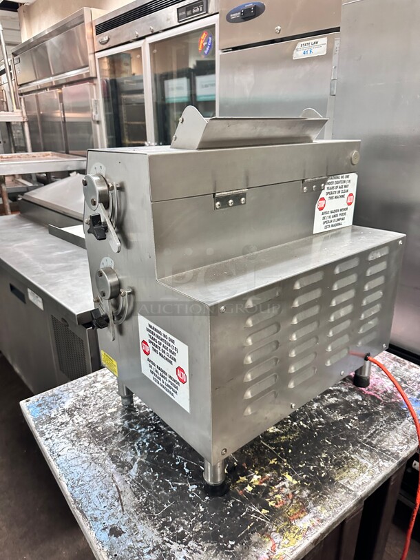 Excellent Condition Somerset CDR-1550 15 inch Countertop Two Stage Front-Operated Dough Sheeter - 120V, 1/2 hp Working - Image 6 of 7