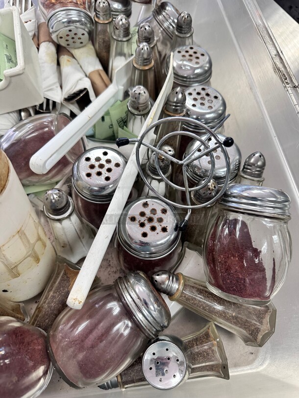 One Lot Of Misc Shakers Salt and pepper  - Image 3 of 5