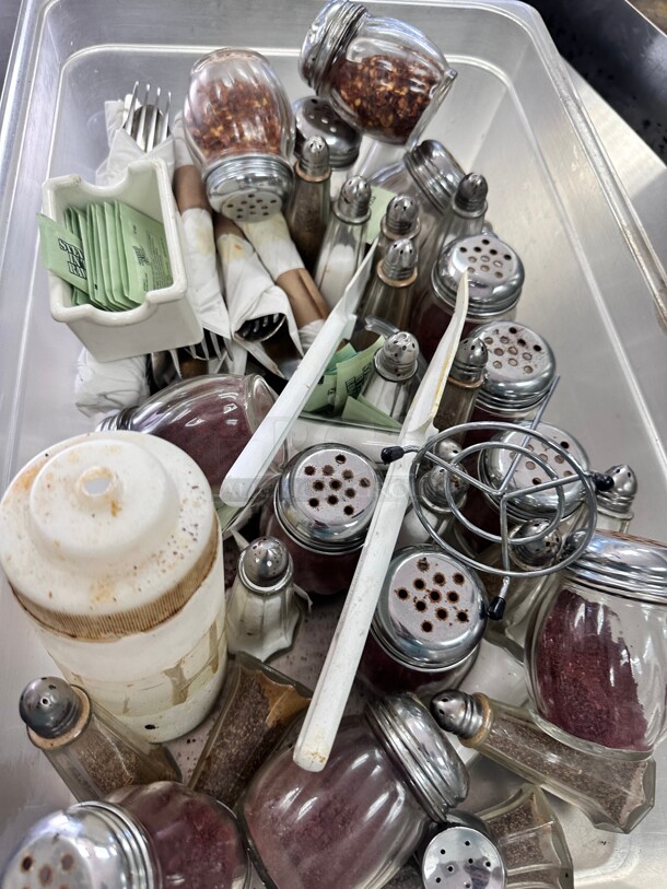 One Lot Of Misc Shakers Salt and pepper  - Image 4 of 5