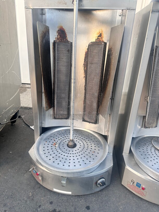 Excellent Condition AutoGyros 4LG 65 lb. Vertical Natural Gas Gyro Broiler - 30,000 BTU Working - Image 2 of 5