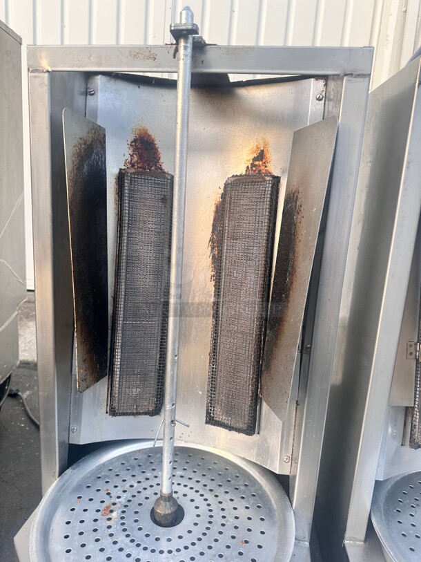 Excellent Condition AutoGyros 4LG 65 lb. Vertical Natural Gas Gyro Broiler - 30,000 BTU Working - Image 4 of 5