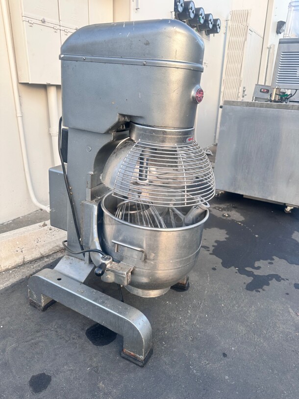 Excellent Condition Avantco MX30 30 Qt. Planetary Floor Dough Mixer with Guard With Two Attachments - 120V, 1 3/4 hp Working - Image 3 of 7