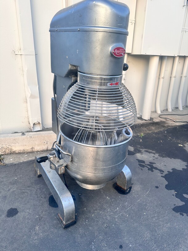 Excellent Condition Avantco MX30 30 Qt. Planetary Floor Dough Mixer with Guard With Two Attachments - 120V, 1 3/4 hp Working - Image 4 of 7