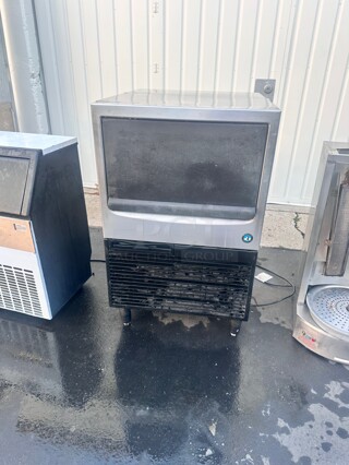 Excellent Condition Hoshizaki KM-161BAH 24 inch Crescent Cube Undercounter Ice Machine - 153 lbs/day 115v Working