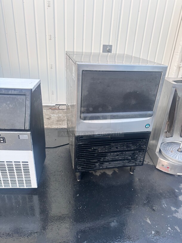 Excellent Condition Hoshizaki KM-161BAH 24 inch Crescent Cube Undercounter Ice Machine - 153 lbs/day 115v Working - Image 3 of 5
