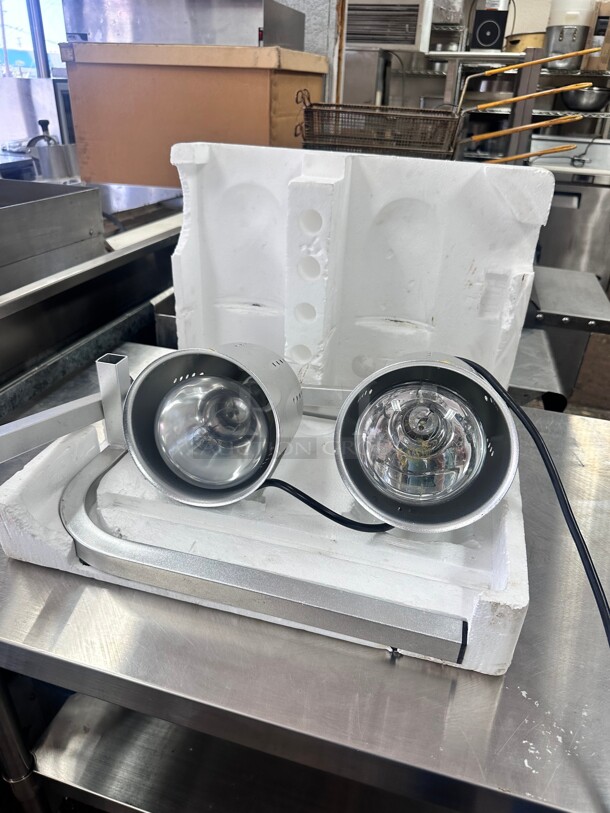 New Avantco W62 Silver 2 Bulb Free Standing Heat Lamp / Food Warmer with Bulbs - 120V, 500W Working - Image 6 of 6