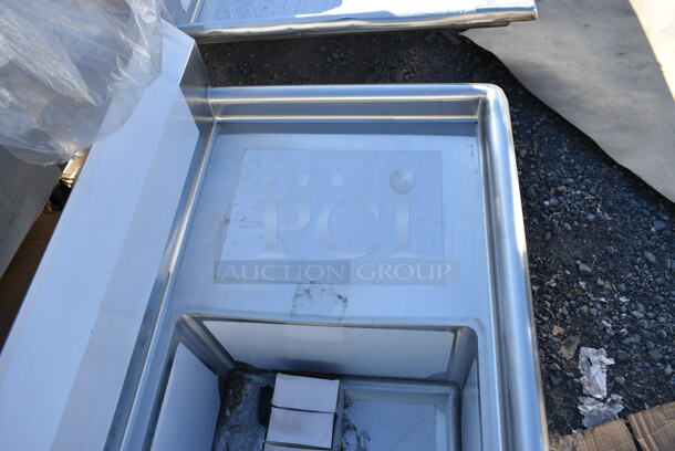 BRAND NEW SCRATCH AND DENT! Steelton 522CS31818LR 90" 18-Gauge Stainless Steel Three Compartment Commercial Sink with 2 Drainboards - 18" x 18" x 12" Bowls` - Image 3 of 8