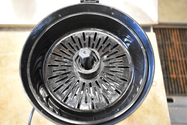 4 BRAND NEW SCRATCH AND DENT! Electrolux ELCJ-2200S Countertop Juicer. 120 Volts, 1 Phase. 4 Times Your Bid! Tested and Working! - Image 5 of 6