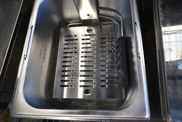 2 BRAND NEW SCRATCH AND DENT! 2023 Hoocoo FRY-10L Stainless Steel Commercial Countertop Electric Powered Fryer w/ Lid and Fry Basket. 120 Volts, 1 Phase. 2 Times Your Bid! - Image 5 of 8