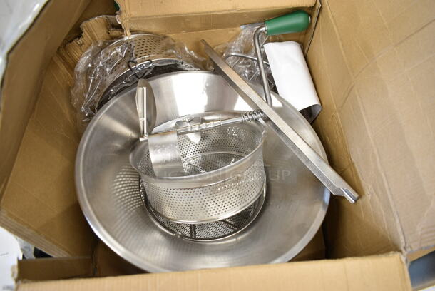 BRAND NEW SCRATCH AND DENT! Garde 181FM8 Heavy-Duty Stainless Steel Rotary Food Mill with 3 Sieves - 8 Qt. Capacity - Image 2 of 4