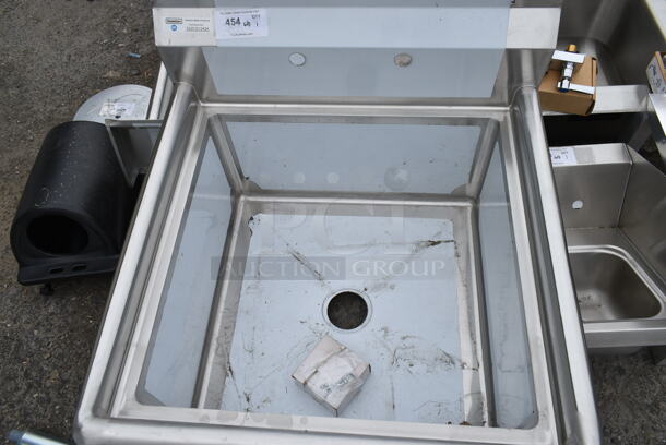 BRAND NEW SCRATCH AND DENT! Steelton 522CS12424 29 1/2" 18-Gauge Stainless Steel One Compartment Commercial Sink without Drainboard - 24" x 24" x 12" Bowl - Image 3 of 6
