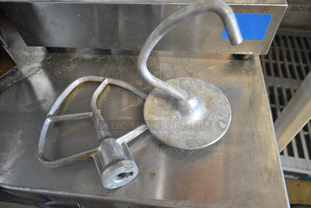 KitchenAid KSM150PSOB Metal Commercial Countertop 5 Quart Planetary Dough Mixer w/ Metal Bowl, Paddle, Whisk and Dough Hook Attachments. 120 Volts, 1 Phase. Tested and Working! - Image 3 of 5