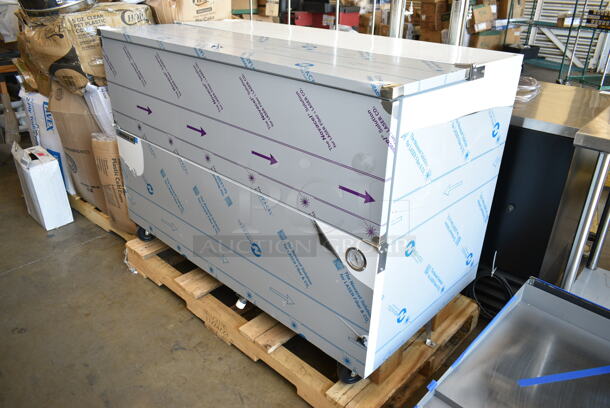 BRAND NEW SCRATCH AND DENT! Beverage Air SM58HC-W Stainless Steel Commercial 58" White 1-Sided Cold Wall Milk Cooler on Commercial Casters. 115 Volts, 1 Phase. Tested and Working! - Image 3 of 10