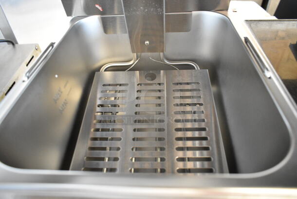 BRAND NEW SCRATCH AND DENT! 2023 Hoocoo FRY-10L Stainless Steel Commercial Countertop Electric Powered Fryer w/ Lid and Fry Basket. 120 Volts, 1 Phase. - Image 4 of 5