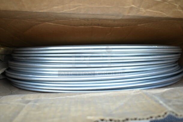 BRAND NEW SCRATCH AND DENT! Box of 19 American Metalcraft HATP22 22" Heavy Weight Aluminum Wide Rim Pizza Pan - Image 3 of 4