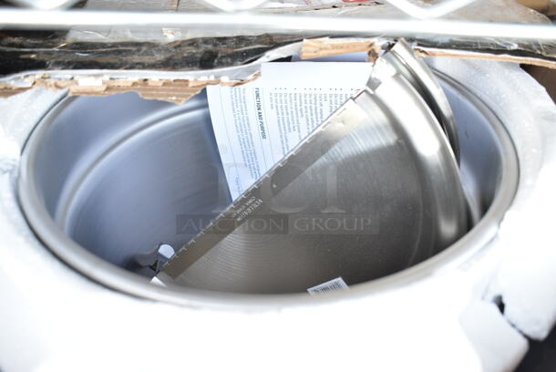 BRAND NEW SCRATCH AND DENT! Vollrath 72009 Cayenne 11 Qt. Round "Heat 'n Serve" Rethermalizer / Warmer Package with Inset and Cover. 120 Volts, 1 Phase. Tested and Working! - Image 3 of 4