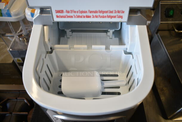 BRAND NEW SCRATCH AND DENT! Whynter IMC-270MS Metal Countertop Compact Portable Ice Maker 27 lb capacity. 115 Volts, 1 Phase. Tested and Working! - Image 4 of 6
