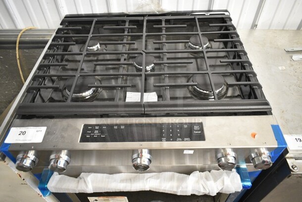 BRAND NEW SCRATCH AND DENT! KitchenAid KSGG700ESS2 Stainless Steel Commercial Natural or Propane Gas Powered 4 Burner Range w/ Convection Oven.  - Image 3 of 7