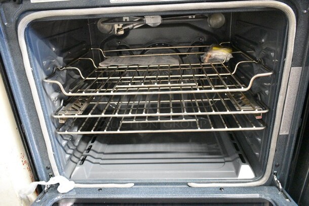 BRAND NEW SCRATCH AND DENT! KitchenAid KSGG700ESS2 Stainless Steel Commercial Natural or Propane Gas Powered 4 Burner Range w/ Convection Oven.  - Image 4 of 7
