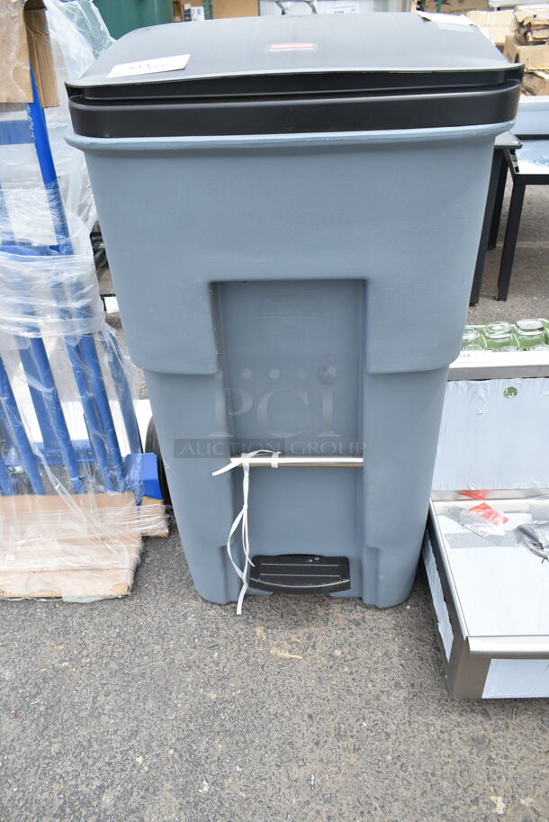 BRAND NEW SCRATCH AND DENT! Rubbermaid 1971968 260 Qt. / 65 Gallon Gray Step-On Wheeled Rectangular Trash Can with Lid - Image 2 of 4