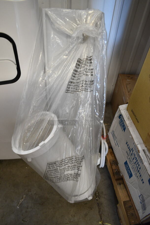 BRAND NEW SCRATCH AND DENT! Pelonis PAP10R1BWT Portable Air Conditioner w/ Accessories. 10,000 BTU. 115 Volts, 1 Phase. Tested and Working! - Image 4 of 6