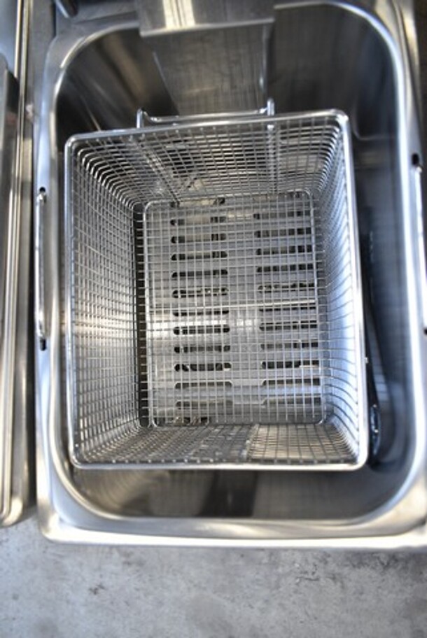 BRAND NEW SCRATCH AND DENT! 2023 Crosson EF-6V Stainless Steel Commercial Countertop Electric Powered Fryer w/ Metal Fry Basket and Lid. 120 Volts, 1 Phase. - Image 3 of 5