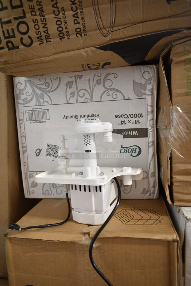 PALLET LOT of 25 BRAND NEW Boxes Including 500CC20 Choice Clear PET Customizable Plastic Cold Cup - 20 oz. - 600/Case, 500CC9 Choice 9 oz. Clear PET Customizable Plastic Squat Cold Cup - 1000/Case, Dart 8J8 8 oz. White Customizable Foam Cup - 1000/Case, Choice 16 ox Clear PET Plastic Cups, 5005DNAPFLTE Choice Touchstone 14" x 14" White Linen-Feel Flat-Packed Dinner Napkin - 1000/Case, 433472 Tellus Products 9" No PFAS Added Natural Bagasse Plate - 125/Pack, 2 Box 5001BNAP Choice Cocktail Napkin, Corrugated White 10" Circles, 43312CUPC Choice 12-Cup Hinged PET Plastic Cupcake / Muffin Container, 2 Box Carnival King 32 oz Popcorn Cups, Corrugated 18" White Circles, 50010WRAPRIP Lavex 10 oz Kraft Wrapped Paper Hot Cup. 25 Times Your Bid! - Image 5 of 12