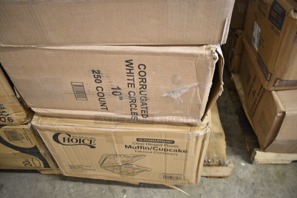 PALLET LOT of 25 BRAND NEW Boxes Including 500CC20 Choice Clear PET Customizable Plastic Cold Cup - 20 oz. - 600/Case, 500CC9 Choice 9 oz. Clear PET Customizable Plastic Squat Cold Cup - 1000/Case, Dart 8J8 8 oz. White Customizable Foam Cup - 1000/Case, Choice 16 ox Clear PET Plastic Cups, 5005DNAPFLTE Choice Touchstone 14" x 14" White Linen-Feel Flat-Packed Dinner Napkin - 1000/Case, 433472 Tellus Products 9" No PFAS Added Natural Bagasse Plate - 125/Pack, 2 Box 5001BNAP Choice Cocktail Napkin, Corrugated White 10" Circles, 43312CUPC Choice 12-Cup Hinged PET Plastic Cupcake / Muffin Container, 2 Box Carnival King 32 oz Popcorn Cups, Corrugated 18" White Circles, 50010WRAPRIP Lavex 10 oz Kraft Wrapped Paper Hot Cup. 25 Times Your Bid! - Image 9 of 12