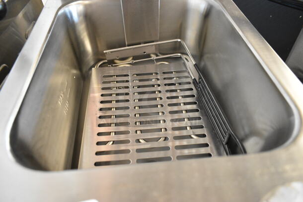 BRAND NEW SCRATCH AND DENT! 2024 Crosson EF-6V Stainless Steel Commercial Countertop Electric Powered Fryer w/ Metal Fry Basket and Lid. 120 Volts, 1 Phase.
 - Image 4 of 5