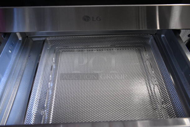 BRAND NEW SCRATCH AND DENT! LG Stainless Steel Commercial Natural Gas Powered 4 Burner Range w/ Convection Oven.  - Image 6 of 7