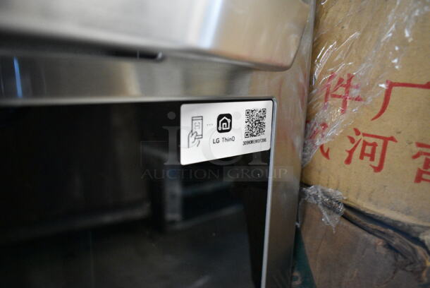 BRAND NEW SCRATCH AND DENT! LG Stainless Steel Commercial Natural Gas Powered 4 Burner Range w/ Convection Oven.  - Image 7 of 7